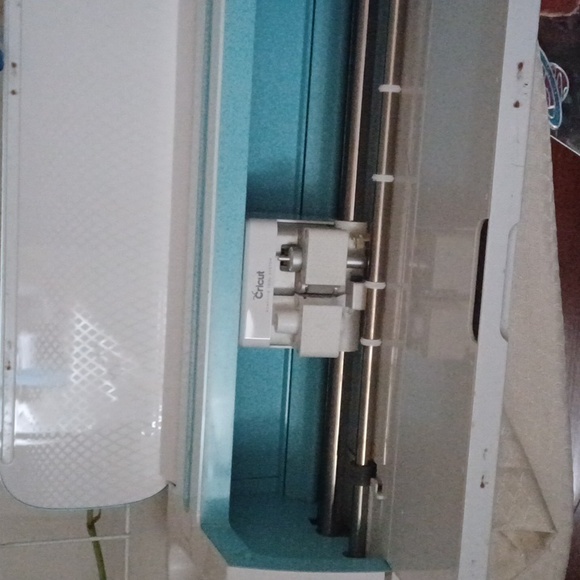 Cricut maker - Picture 3 of 3